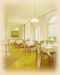 der lichtdurchflutete Speisesaal